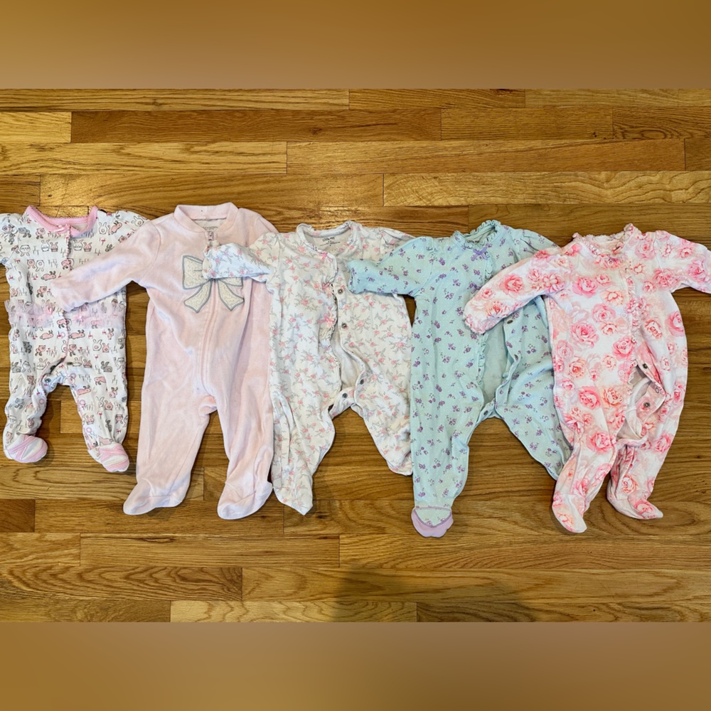 11 Onesies and 3 sleep sacks for 0-3 months